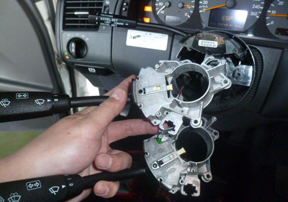 通常の一般修理も行っております。写真はウインカーレバー取り替え